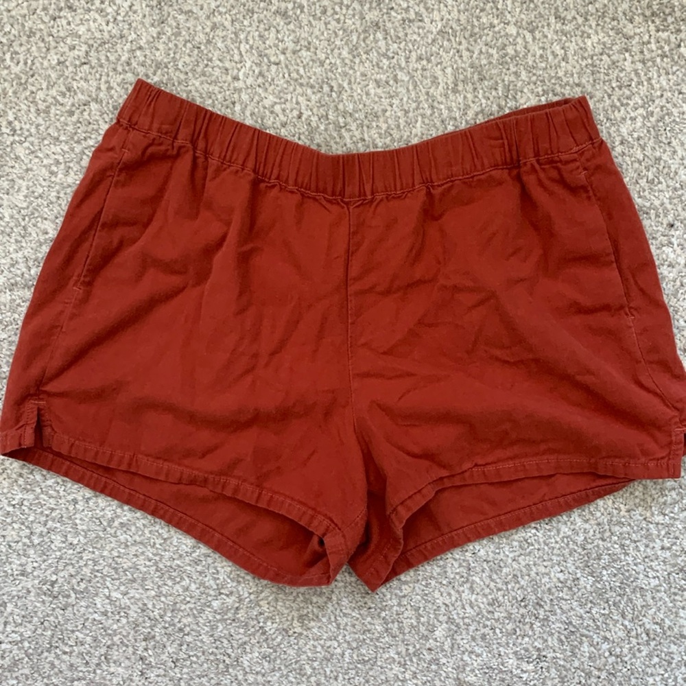 Madewell pull-on shorts in red/rust color, pockets and side notches, Size L